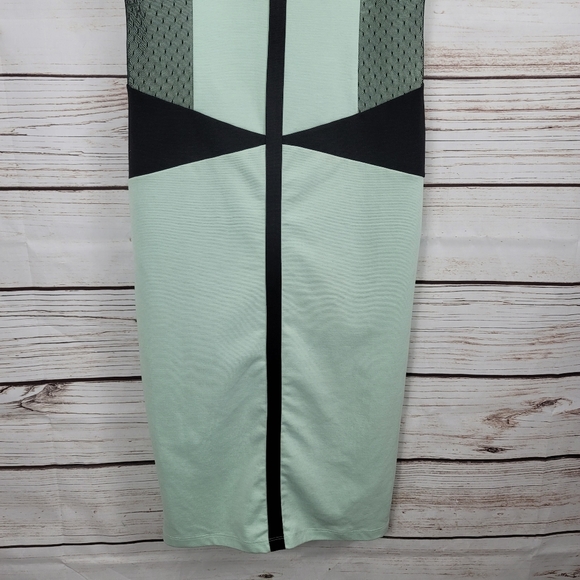 Kardashian Kollection | Crochet Overlay Bodycon Dr - Picture 3 of 7